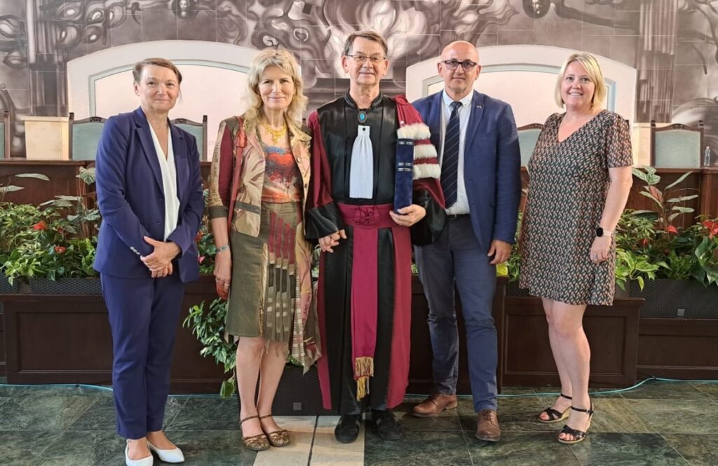 Laszlo Toth reçoit le titre de Doctor Honoris Causa