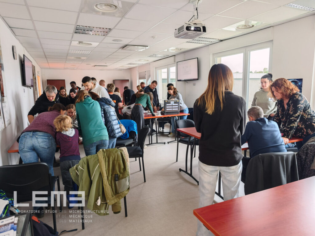 La première salve d'équipes d'experts tente de résoudre les premières énigmes pour ouvrir les mallettes…